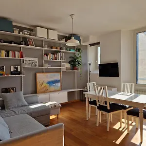 https://modern-bright-and-central-apartment.it-lombardy.com